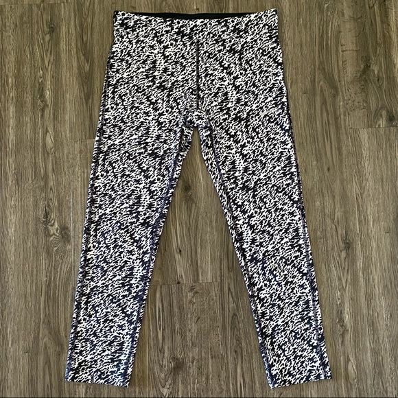 Nike Dri-Fit Black and White Capri Leggings S - Picture 2 of 11